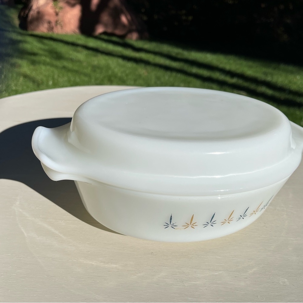 Anchor Hocking “Fire King” 1.5 Quart oblong casserole dish w/ lid.